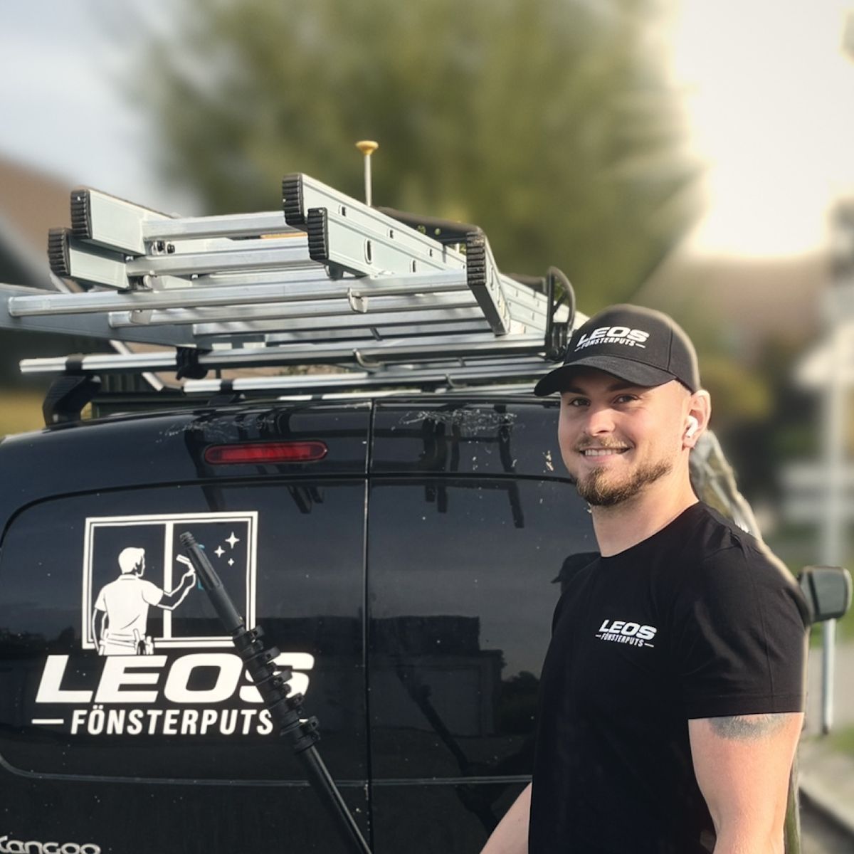 Leonard in front of the Leos Fönsterputs service van